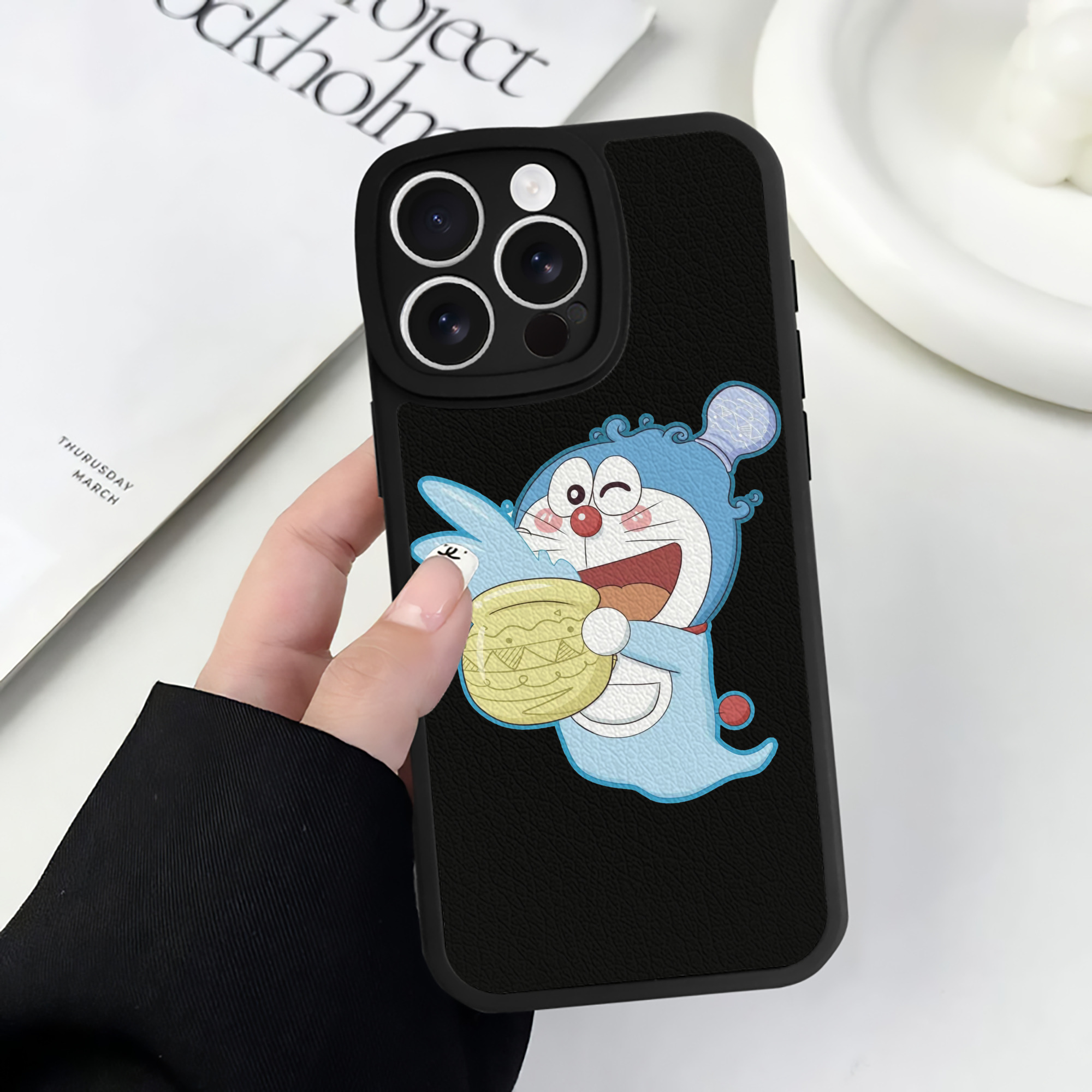 （画像用） ドラえもん Doraemon 【iPhone 16シリーズ対応】シリコンスマホケース（レザー調） 材質：シリコン
